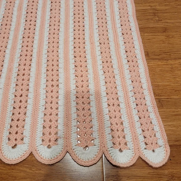 Hand Crochet Vintage Baby Blanket Throw,Salmon & White Color Scalloped Edge - Picture 12 of 13